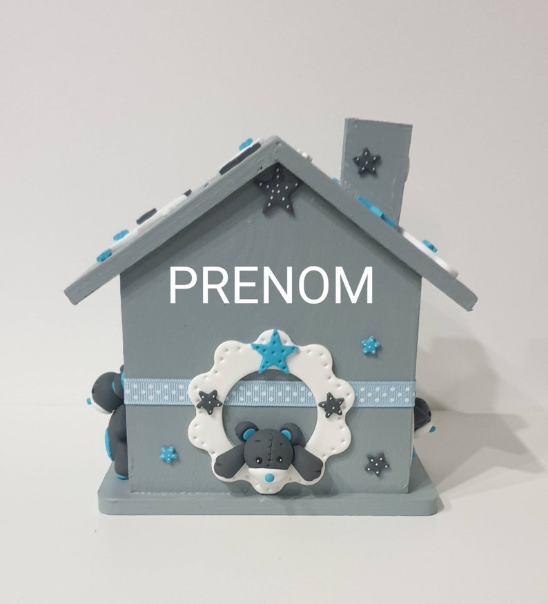 Tirelire maison prénom bébé / enfant / cadeau naissance / étoiles / nuage / lune / ours / rose en Fimo / cadenas 2 clefs personnalisée Gris et bleu