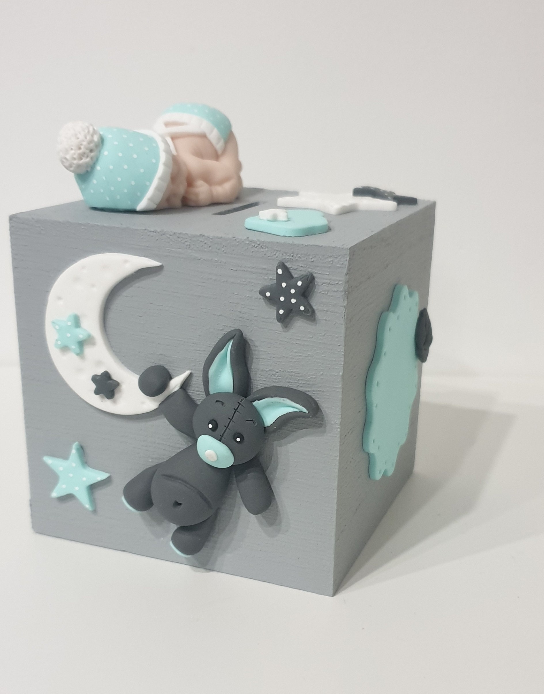 Tirelire + Prénom Bébé/Enfant Cadeau Naissance Étoiles Nuage Lune Lapin Bleu Grise en Fimo Plaque de