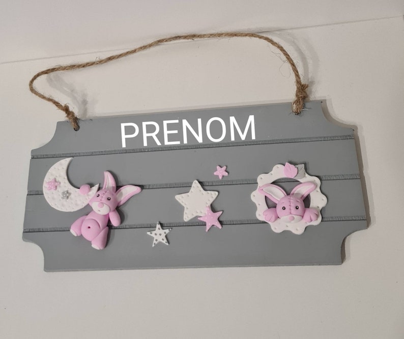 Tirelire prénom bébé/ enfant / cadeau naissance / étoiles / nuage / lune / lapin rose / grise en Fimo Plaque rose