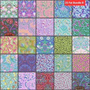Puede incluir: Una colecci&oacute;n de 25 cuadrados de tela de tama&ntilde;o "fat quarter" con una variedad de patrones florales y bot&aacute;nicos en tonos de rosa, azul, verde y morado. Los cuadrados de tela est&aacute;n dispuestos en una cuadr&iacute;cula y etiquetados como "25 Fat Bundle B".