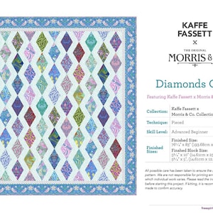Puede incluir: Un patr&oacute;n de colcha con un dise&ntilde;o de diamante sobre un fondo azul y coloridos patrones florales. El patr&oacute;n se titula "Diamonds Quilt" y presenta la colecci&oacute;n Kaffe Fassett x Morris & Co. La colcha est&aacute; hecha a trozos y es para principiantes avanzados.