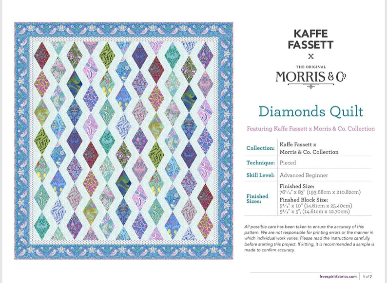 Puede incluir: Un patr&oacute;n de colcha con un dise&ntilde;o de diamante sobre un fondo azul y coloridos patrones florales. El patr&oacute;n se titula "Diamonds Quilt" y presenta la colecci&oacute;n Kaffe Fassett x Morris & Co. La colcha est&aacute; hecha a trozos y es para principiantes avanzados.