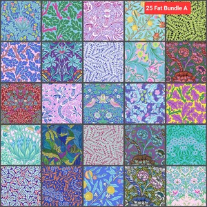 Puede incluir: Una colecci&oacute;n de 25 cuadrados de tela de tama&ntilde;o "fat quarter" con una variedad de patrones florales y bot&aacute;nicos en tonos de azul, rosa, verde y morado. Los cuadrados de tela est&aacute;n dispuestos en una cuadr&iacute;cula y etiquetados como "25 Fat Bundle A".