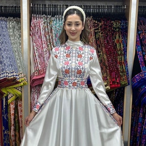 ダリア刺繍サテンマキシドレス、パレスチナのタトリーズヘナナイトトーブ、オケージョンクロスステッチアバヤ、エレガントな花嫁介添人ウェディングドレス