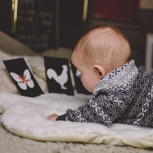 Baby sensorische hohe Kontrastkarten Schwarzweißkarten Neugeborene Sensorische Spielzeug Stimulations-Karteikarten für Neugeborene