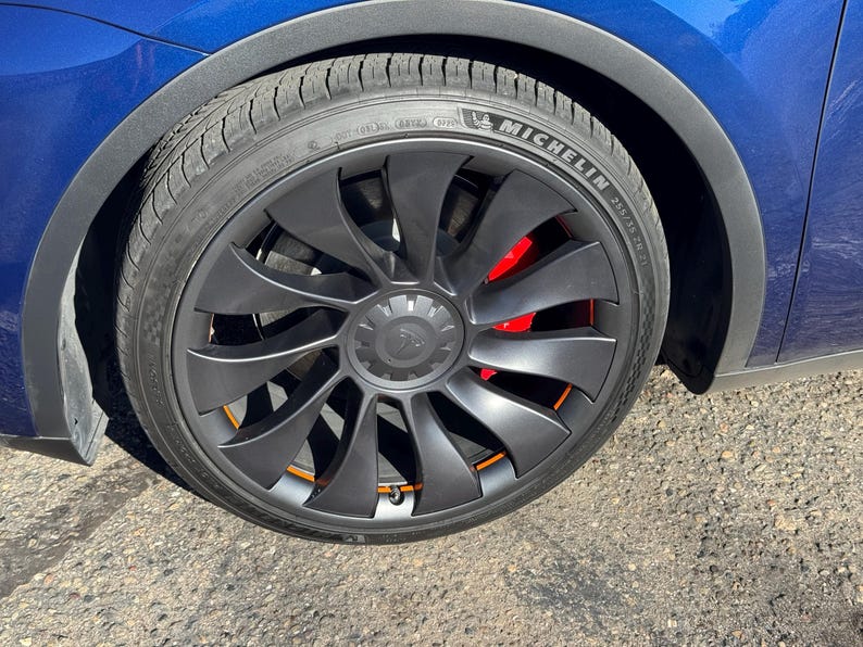 Before: factory wheel with no accents