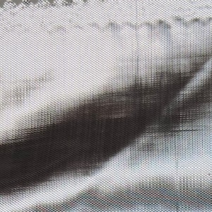 Peut inclure: Gros plan sur un tissu argenté avec un motif tissé texturé. Le tissu a un léger brillant et une apparence légèrement froissée.