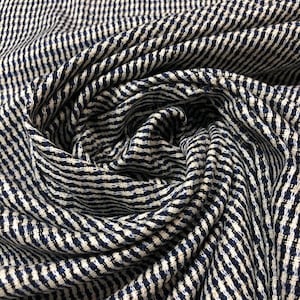 Beau tissu en lin et soie de 45 pouces de large. Idéal pour les robes et les costumes, etc., vendu par mètre