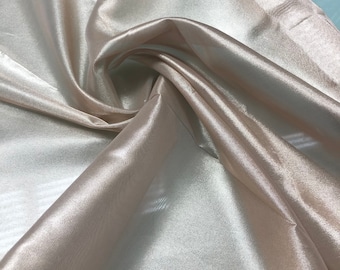 Organza matalique poly viscose 45 po. de large. Belle organza matalique beige or clair. Idéal pour les vêtements et la décoration intérieure. Vendu par mètre.