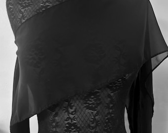 Capa: Top tipo poncho de gasa transparente. Disponible en varios colores y tallas.