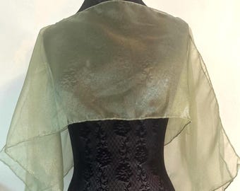 Capa: Top tipo poncho de organza de seda transparente. Disponible en varios colores y tallas.