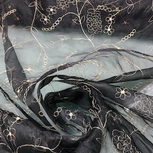 Zijden organza zwart met gouddraad geborduurde bloemenstof van 150 cm breed.