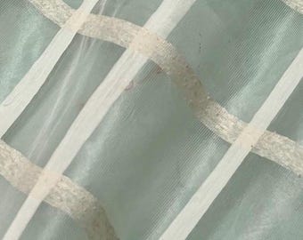 Capa corta: Poncho tipo capa de organza a cuadros color marfil