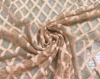 Mantella: in organza di seta beige trasparente con ricamo a croce su nastro, top poncho jacquard tono su tono, disponibile in varie taglie.