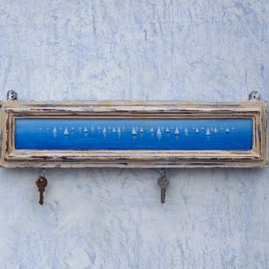 Porte-clés pour décoration murale, magnétique - voilier optimiste - peint sur bois à partir d&#39;une vieille porte, fait main, été - cadeau personnalisé unique