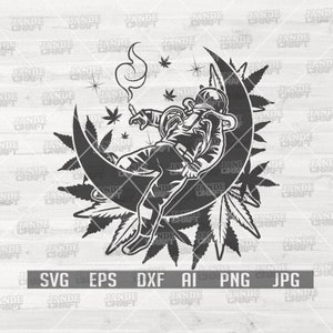 Puede incluir: Una ilustración en blanco y negro de un astronauta sentado en una luna creciente rodeado de hojas de marihuana. El astronauta sostiene un porro encendido en su mano derecha.