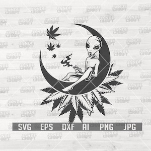 Könnte beinhalten: Schwarz-weiße Grafik eines rauchenden Außerirdischen, der auf einem Halbmond sitzt, mit Cannabisblättern. Das Design enthält den Text "SVG EPS DXF AI PNG JPG". Es ist ein digitales Design.