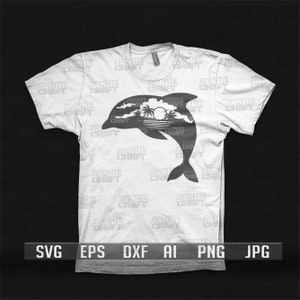 以下が含まれることがあります： 白いTシャツに、水から飛び出すイルカの黒いシルエットが描かれています。イルカの後ろにはヤシの木と太陽があります。Tシャツには「JADE CRAFT」という文字が繰り返しプリントされています。
