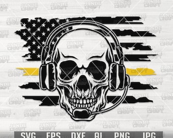 Peut inclure: Un crâne noir et blanc portant un casque avec une bande jaune et un fond de drapeau américain. Le crâne porte un casque avec un microphone. Le drapeau est détérioré et a un effet grunge.