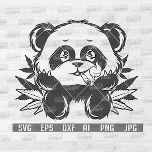 Pode incluir: Um panda preto e branco com uma expressão relaxada, usando uma faixa de cabeça de folhas de maconha e segurando um baseado na boca. O panda está rodeado de folhas de maconha.
