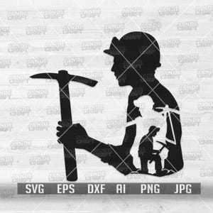Könnte beinhalten: Schwarze Silhouette eines Bergmanns mit einer Spitzhacke und einem Helm. Das Design enthält ein kleineres Bild von Bergleuten bei der Arbeit. Das Bild enthält auch den Text "SVG EPS DXF AI PNG JPG".