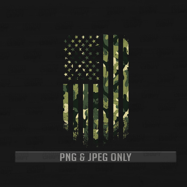 Op de afbeelding: Een verweerd Amerikaans vlagontwerp met een camouflagepatroon in tinten groen en bruin. De vlag is zwart omlijnd en heeft een witte achtergrond.