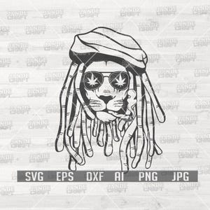 Può includere: Illustrazione in bianco e nero di un leone con dreadlocks, occhiali da sole con foglie di marijuana e un cappello. L'immagine include il testo "SVG EPS DXF AI PNG JPG" in basso.