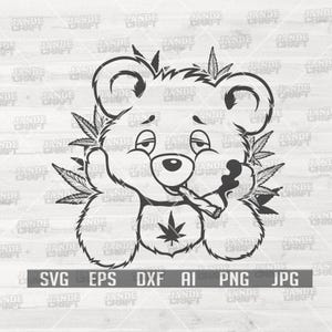 Puede incluir: Ilustración en blanco y negro de un oso fumando un cigarrillo, rodeado de hojas de cannabis. El oso tiene una expresión relajada y una hoja de cannabis en el pecho. Incluye formatos de archivo: SVG, EPS, DXF, AI, PNG, JPG.