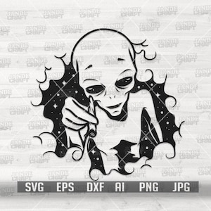 Può includere: Grafica in bianco e nero di una figura aliena che tiene in mano un piccolo oggetto, con uno sfondo stellato. L'alieno ha grandi occhi e un'espressione neutra. L'immagine include il testo "SVG EPS DXF AI PNG JPG" e le parole "JANDE CRAFT".