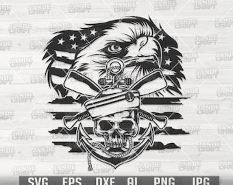 Puede incluir: Ilustración en blanco y negro de una calavera con un gorro de marinero y un ancla con cuerda, con un águila y una bandera estadounidense en el fondo.