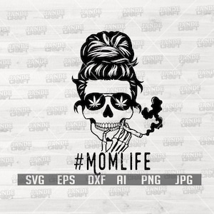 Puede incluir: Ilustración vectorial en blanco y negro de una calavera con un peinado de moño desordenado, que lleva gafas de sol y fuma un cigarrillo. La calavera sostiene un cigarrillo en su mano esquelética. El texto #MOMLIFE está debajo de la calavera.