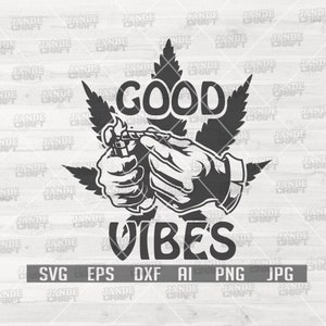 Puede incluir: Ilustración en blanco y negro de una hoja de marihuana con dos manos sosteniendo un encendedor y un porro. El texto "GOOD VIBES" está escrito debajo de la hoja.