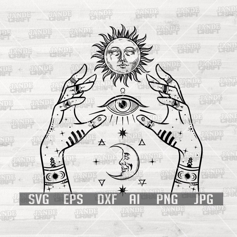 以下が含まれることがあります： 太陽、月、目のシンボルを持つ2つの手を描いた白黒の線画イラスト。手は様々なシンボルとデザインで飾られています。太陽と月は顔でスタイリッシュに描かれています。目はオメガのシンボルのある円に囲まれています。