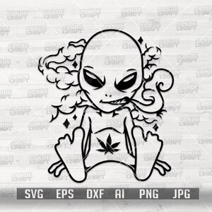 Könnte beinhalten: Schwarz-weiße Grafik eines rauchenden Außerirdischen mit einem Cannabisblatt auf der Brust. Der Außerirdische ist von Rauch umgeben und hat große Augen. Das Bild enthält Dateitypoptionen: SVG, EPS, DXF, AI, PNG und JPG.