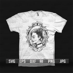 Puede incluir: Una camiseta blanca con una ilustraci&oacute;n en blanco y negro de la cara de una mujer en un marco adornado. La mujer lleva un collar con una cruz y un solo pendiente. El texto "SVG EPS DXF AI PNG JPG" est&aacute; impreso en la parte inferior de la camiseta.