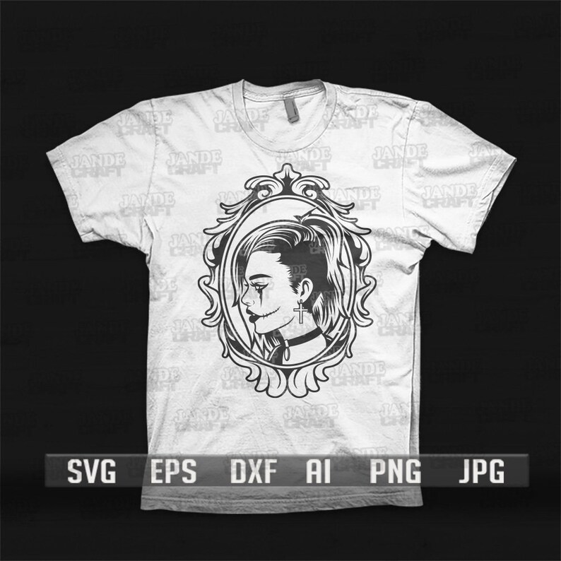 Puede incluir: Una camiseta blanca con una ilustraci&oacute;n en blanco y negro de la cara de una mujer en un marco adornado. La mujer lleva un collar con una cruz y un solo pendiente. El texto "SVG EPS DXF AI PNG JPG" est&aacute; impreso en la parte inferior de la camiseta.