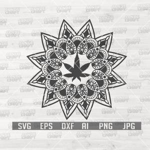 Könnte beinhalten: Schwarz-weißes Mandala-Design mit einem Cannabisblatt in der Mitte. Das Design ist von komplizierten Mustern und Formen umgeben. Die Bilddatei-Optionen sind: SVG, EPS, DXF, AI, PNG und JPG.