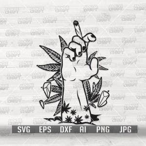 Könnte beinhalten: Schwarz-weiße Grafik einer Hand, die einen angezündeten Joint hält, umgeben von Cannabisblättern und Kristallen. Der Text "SVG EPS DXF AI PNG JPG" befindet sich unten, mit wiederholtem "JANDE CRAFT".