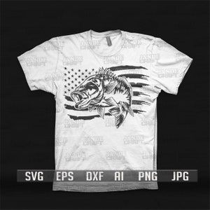 Puede incluir: Una camiseta blanca con un gr&aacute;fico en blanco y negro de un pez de bajo frente a una bandera estadounidense. El texto "JANDE CRAFT" se repite en el fondo.