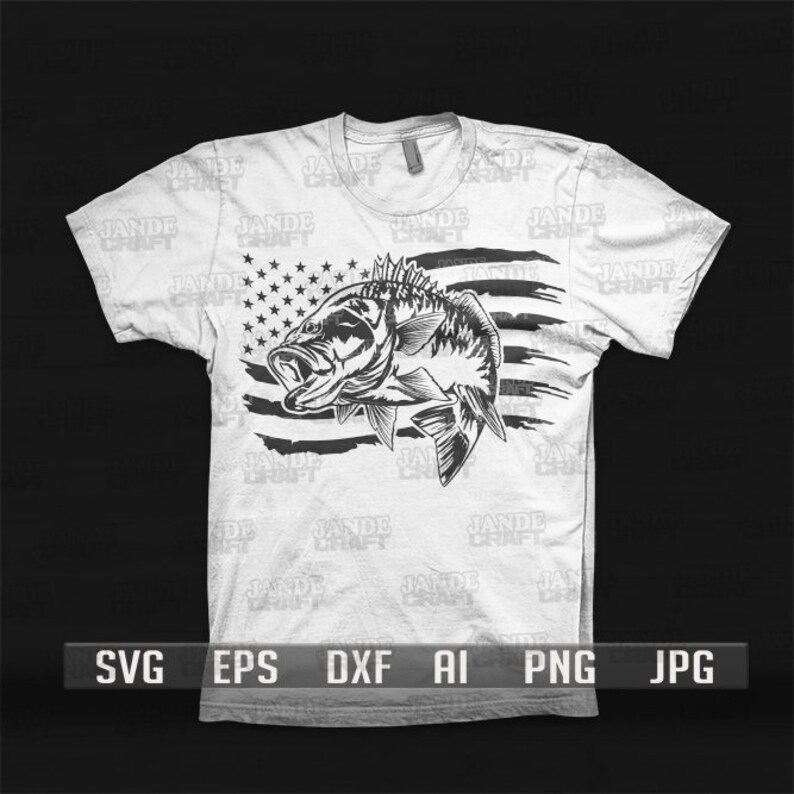 Puede incluir: Una camiseta blanca con un gr&aacute;fico en blanco y negro de un pez de bajo frente a una bandera estadounidense. El texto "JANDE CRAFT" se repite en el fondo.