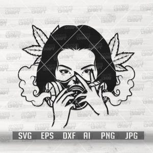Può includere: Grafica in bianco e nero di una donna con foglie di cannabis tra i capelli, che indossa una maschera antigas con un disegno a forma di foglia di cannabis. Tiene in mano una sigaretta accesa. Include il testo "SVG EPS DXF AI PNG JPG".