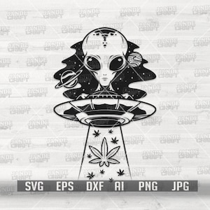 Puede incluir: Gráfico en blanco y negro de un extraterrestre en un OVNI, con una hoja de cannabis y estrellas. El extraterrestre tiene ojos grandes y está rodeado de planetas y elementos espaciales. Incluye el texto "SVG EPS DXF AI PNG JPG".