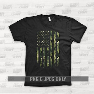 Op de afbeelding: Zwart T-shirt met een groen, wit en zwart camouflage-Amerikaanse vlagontwerp. De tekst "PNG & JPEG ONLY" is onder de vlag gedrukt.