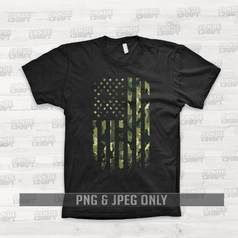 Op de afbeelding: Zwart T-shirt met een groen, wit en zwart camouflage-Amerikaanse vlagontwerp. De tekst "PNG & JPEG ONLY" is onder de vlag gedrukt.