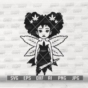 Könnte beinhalten: Schwarz-weiße digitale Illustration einer Fee mit Cannabisblatt-Akzenten. Die Fee hat eine Afro-Frisur mit Cannabisblättern, Blattflügeln und einem Cannabisblatt-Kleid. Der Text "SVG EPS DXF AI PNG JPG" ist enthalten.