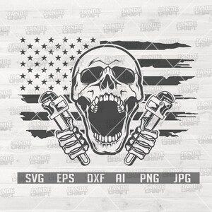 Könnte beinhalten: Schwarz-weiße Grafik mit einem Schädel, der zwei Schraubenschlüssel vor einer verwitterten amerikanischen Flagge hält. Der Entwurf enthält den Text "SVG EPS DXF AI PNG JPG".