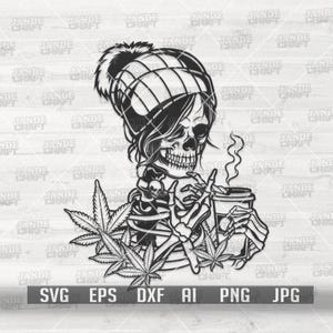 Puede incluir: Gráfico en blanco y negro de un esqueleto con gorro, fumando y sosteniendo una taza de café. Hojas de marihuana en primer plano. La imagen incluye el texto "SVG EPS DXF AI PNG JPG".