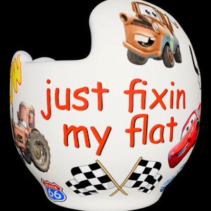 Puede incluir: Casco blanco con un diseño de bandera a cuadros rojo, negro y blanco, un coche rojo, un camión marrón, un tractor y el texto "just fixin my flat".