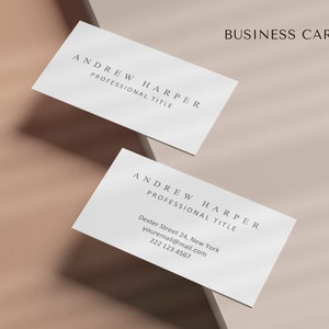 K&ouml;nnte beinhalten: Eine wei&szlig;e Visitenkarte mit dem Text "ANDREW HARPER" und "PROFESSIONAL TITLE" in schwarzer Schrift. Die Karte enth&auml;lt au&szlig;erdem die Kontaktinformationen: "Dexter Street 24, New York", "youremail@mail.com" und "222 123 4567".