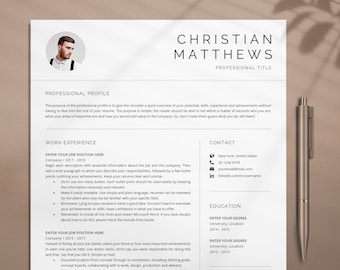 Może przedstawiać: Czarno-biały szablon CV z profesjonalnym zdjęciem mężczyzny. CV zawiera sekcje dotyczące profilu zawodowego, doświadczenia zawodowego, danych kontaktowych i wykształcenia. Szablon został zaprojektowany tak, aby był wizualnie atrakcyjny i łatwy do odczytania.